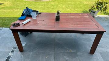 Tuintafel beschikbaar voor biedingen