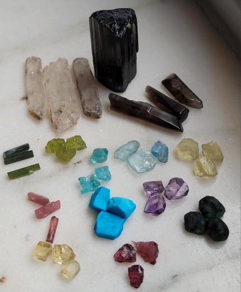 Edelstenen specimen 40 stuks o.a emerald peridoot toermalijn, Verzamelen, Mineralen en Fossielen, Mineraal, Ophalen of Verzenden