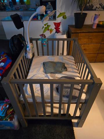 Babypark met matras en 4 + 2 hoezen! beschikbaar voor biedingen