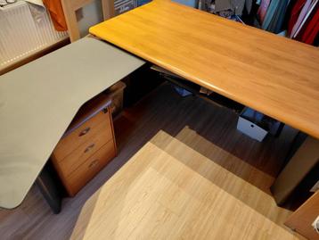 Zeer stevig L-vormig bureau beschikbaar voor biedingen