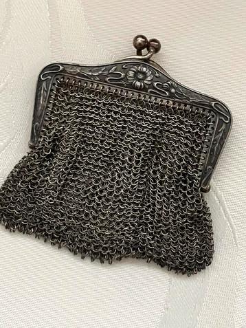 Zilveren maliënkolder portemonnee beschikbaar voor biedingen