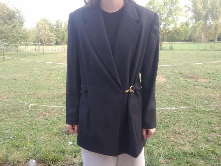 chique zwarte blazer met speciale gesp van positiv maat 40, Kleding | Dames, Jasjes, Kostuums en Pakken, Zo goed als nieuw, Jasje