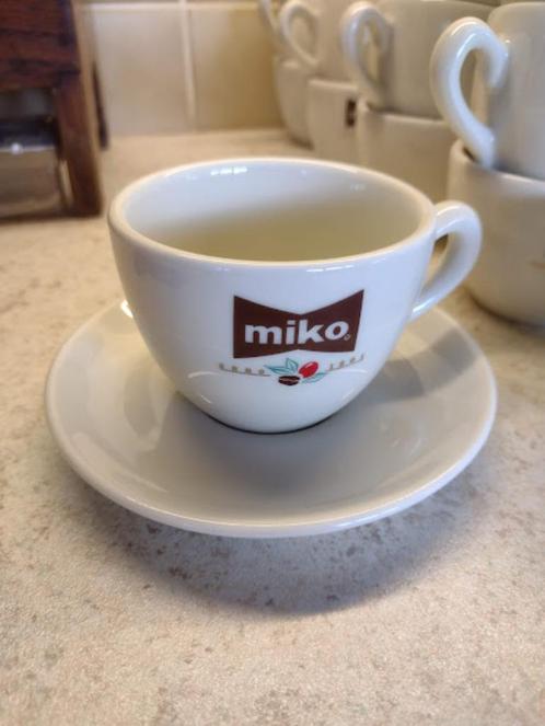 58 tasses à café + 6 assiettes - Miko, Maison & Meubles, Cuisine | Vaisselle, Comme neuf, Tasse(s) et/ou soucoupe(s), Autres styles