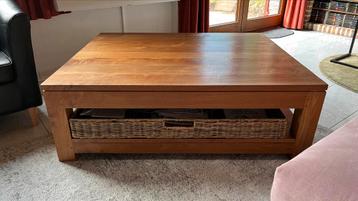 Massief teakhouten salontafel met opbergmand beschikbaar voor biedingen