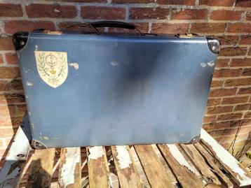 Vintage koffer binnenin bekleed met pin-ups beschikbaar voor biedingen