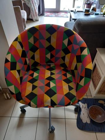 Bureau stoeltje op wieltjes. beschikbaar voor biedingen