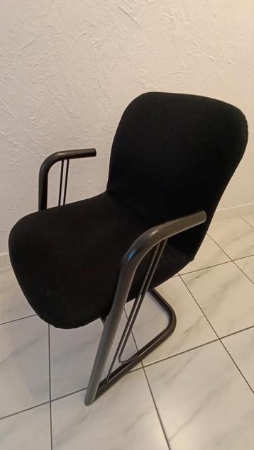 6 zwarte eetkamerstoelen  beschikbaar voor biedingen