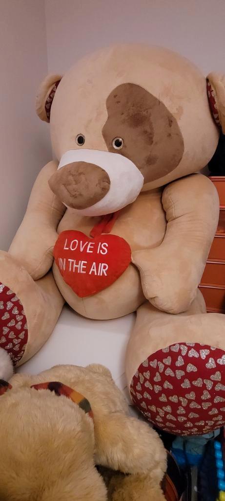 Grote knuffelbeer " love is in the air", Verzamelen, Beren en Cherished Teddies, Zo goed als nieuw, Ophalen