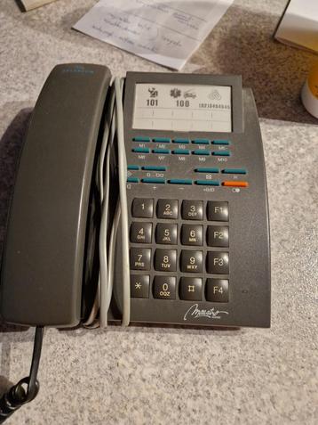 Vaste telefoon met snoer beschikbaar voor biedingen