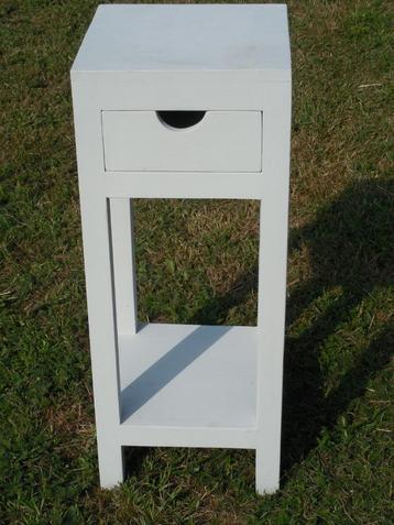 Petite table en bois beschikbaar voor biedingen