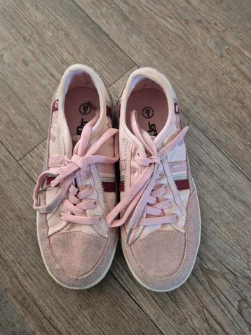 Sneakers  beschikbaar voor biedingen