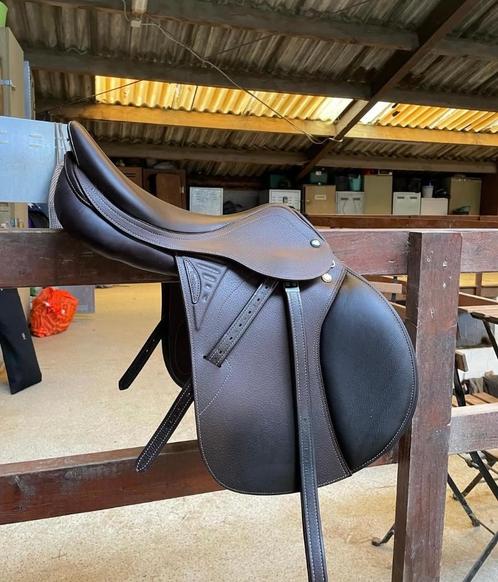 Springzadel te koop, Dieren en Toebehoren, Paarden en Pony's | Zadels, Zo goed als nieuw, Springen, Ophalen
