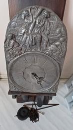 Een hangklok in tin, Ophalen, Gebruikt