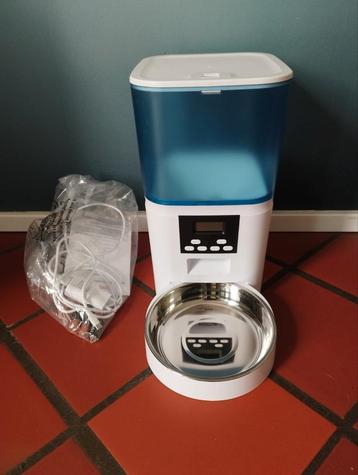 Pelletdispenser voor katten en honden beschikbaar voor biedingen