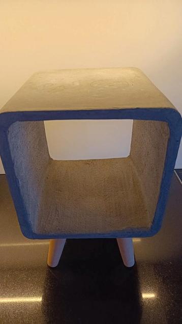 Betonnen bijzettafel  beschikbaar voor biedingen