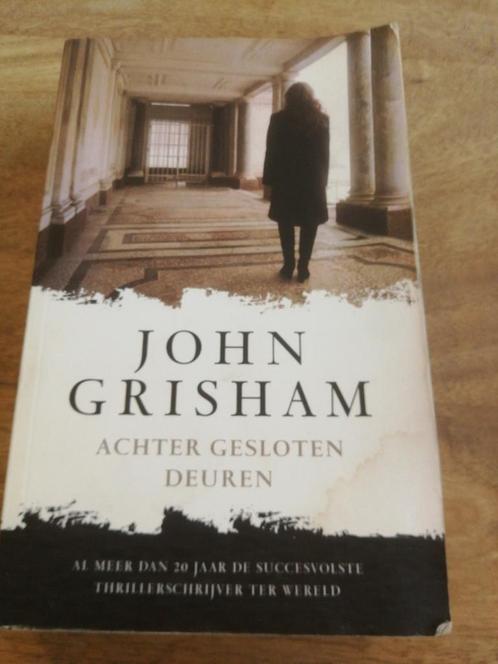 John Grisham - Achter gesloten deuren, Boeken, Thrillers, Zo goed als nieuw, Ophalen of Verzenden
