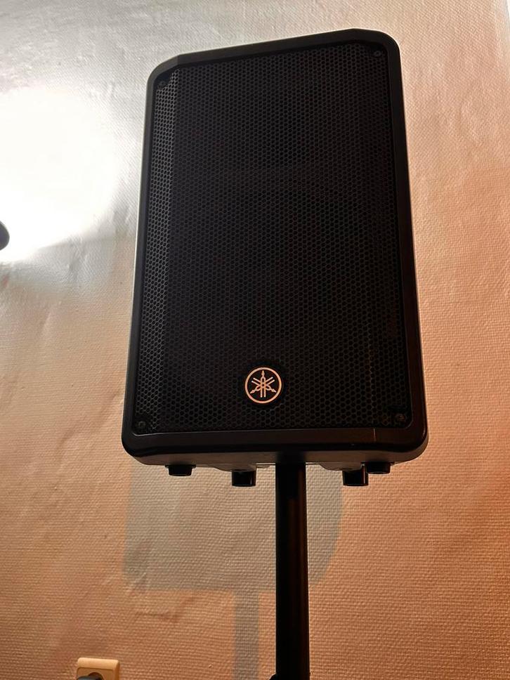 Enceinte Yamaha DBR10 + pied – Excellent état, Muziek en Instrumenten, Versterkers | Keyboard, Monitor en PA, Zo goed als nieuw