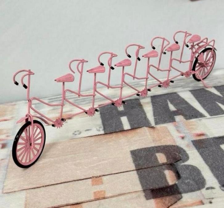 Vélo miniature rose tandem à 6 places rare des années 1960, Antiquités & Art, Curiosités & Brocante, Enlèvement ou Envoi