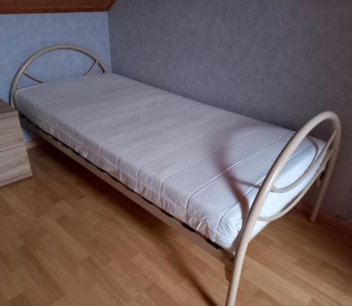 Logeer bed compleet., Huis en Inrichting, Slaapkamer | Bedden, Zo goed als nieuw, Metaal, Beige, Ophalen