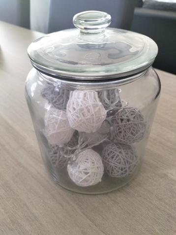 Glazen stolp met rotan bollen beschikbaar voor biedingen