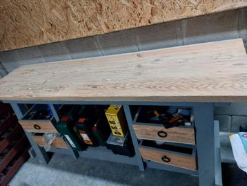 Houten werkbank beschikbaar voor biedingen