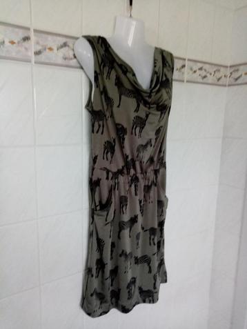 Jacqueline Riu : khaki jurk , speels kleed zebra's , mt S