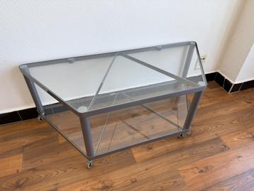 Salontafel met ijzeren frame en 2x glazen blad beschikbaar voor biedingen