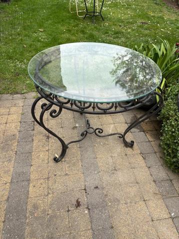 tafel met ijzeren onderstel met glazen blad  beschikbaar voor biedingen
