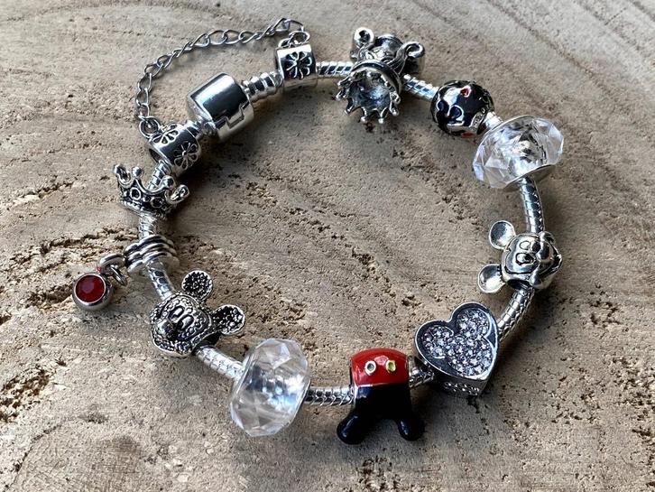 Magnifique bracelet Mickey Mouse, NEUF, Bijoux, Sacs & Beauté, Bracelets, Neuf, Avec bracelets à breloques ou perles, Avec strass