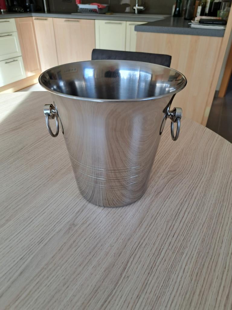 Seau à champagne, Enlèvement