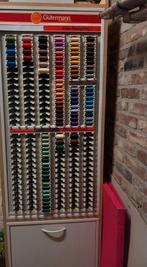 Naaigaren kast met 100 volle klossen gutermann naaigaren., Enlèvement, Comme neuf, Fil ou Aiguille(s)
