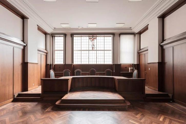 2 chaises anciennes, président du tribunal de Hasselt, Antiquités & Art, Antiquités | Meubles | Chaises & Canapés, Enlèvement ou Envoi