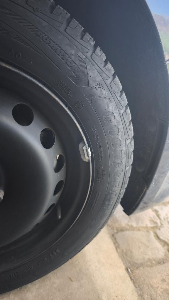 Jante a vendre avec pneus hiver, Autos : Pièces & Accessoires, Pneus & Jantes, Jante(s), Pneus hiver, 16 pouces, 205 mm, Véhicule de tourisme