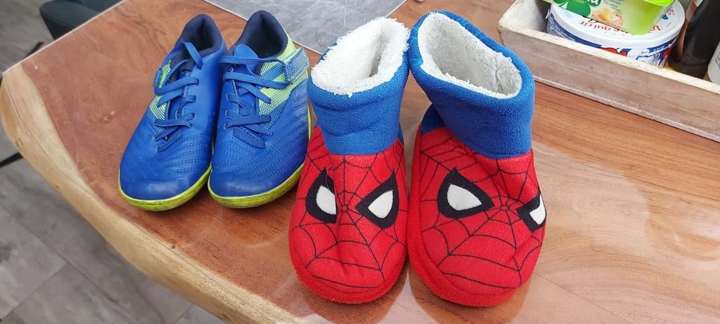 Pantoffels en voetbalschoen maat 29, Kinderen en Baby's, Kinderkleding | Schoenen en Sokken, Ophalen
