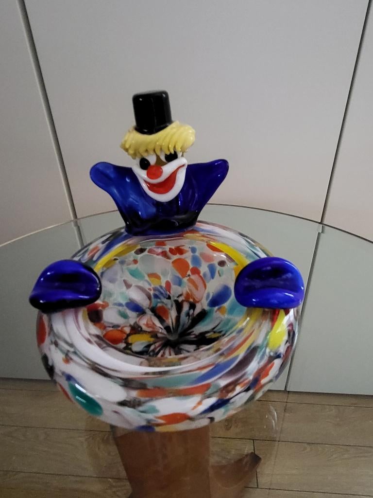 Murano clown, Ophalen