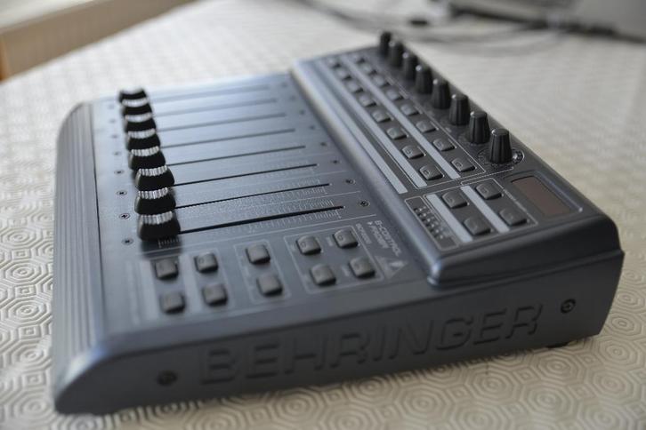 BEHRINGER USB/MIDI controller FADER BCF2000 LIKE NEW!, Muziek en Instrumenten, Midi-apparatuur, Zo goed als nieuw, Ophalen of Verzenden