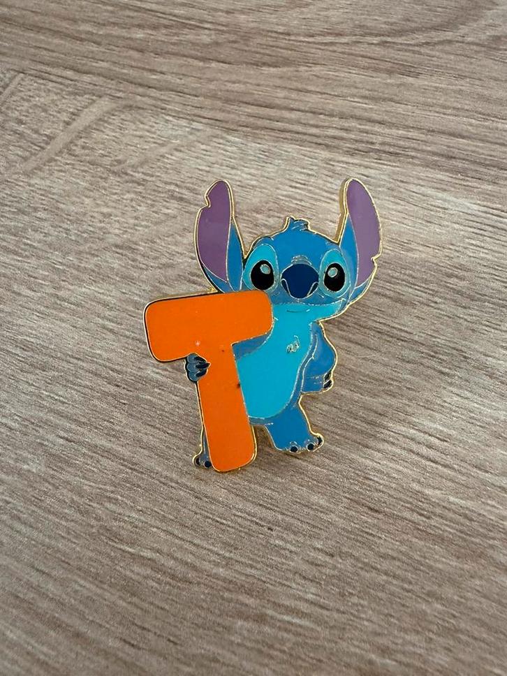 Disney Stitch pin letter T – originele pin, Verzamelen, Speldjes, Pins en Buttons, Zo goed als nieuw, Ophalen of Verzenden