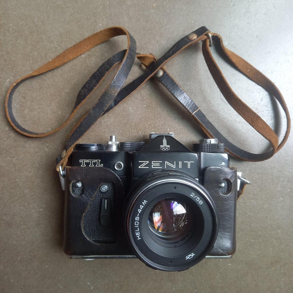 Zenit TTL camera + tas met 2 objectieven, Handtassen en Accessoires, Tassen | Schoudertassen, Gebruikt, Overige merken, Zwart