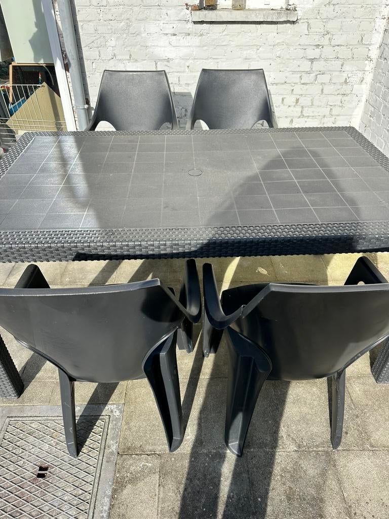Plastic tafel met 4 stoelen, Ophalen, Zo goed als nieuw, Stoel