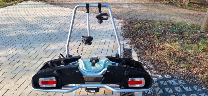 Thule fietsendrager voor 2-ebikes als nieuw!, Auto diversen, Fietsendragers, Gebruikt, Trekhaakdrager, 2 fietsen, Brede banden