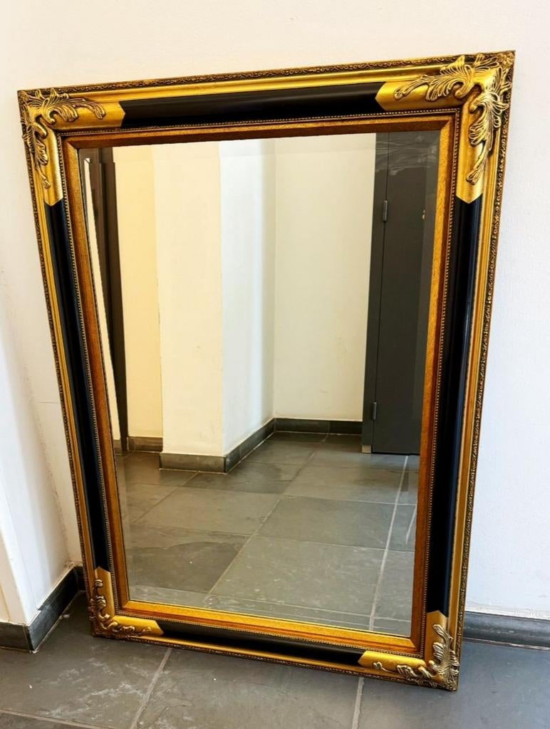 Beau miroir classique avec cadre doré, Enlèvement