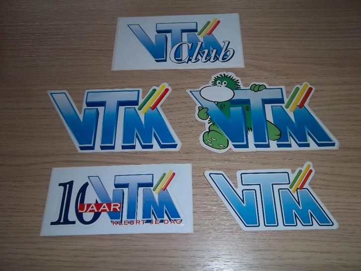 VTM  – 5 verschillende stickers, Verzamelen, Stickers, Nieuw, Film, Tv of Omroep, Ophalen of Verzenden
