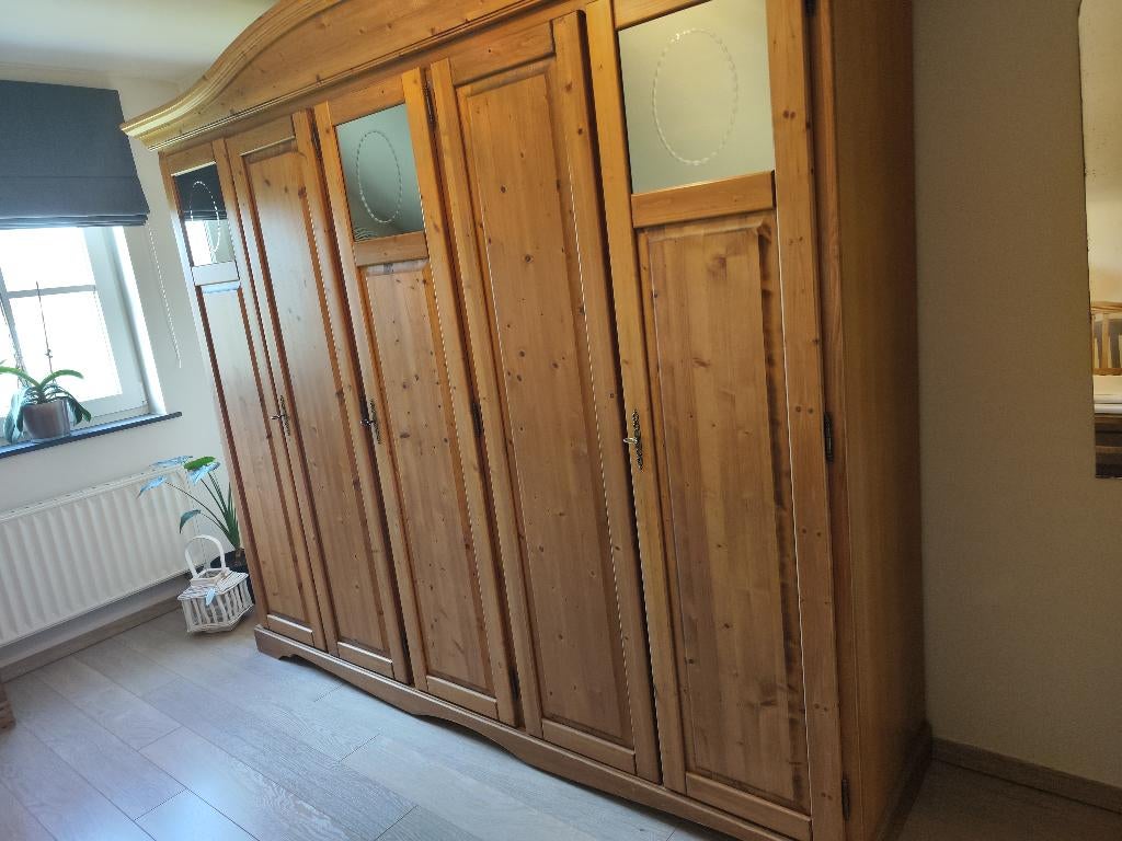 Stevige, gerieflijke kleerkast, Ophalen, Zo goed als nieuw