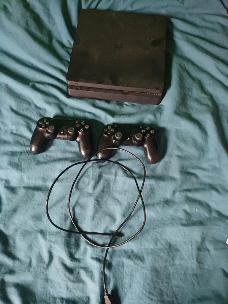 Moet weg! Playstation 4 (Ps4 500GB) en 2 controllers, Games en Spelcomputers, Games | Sony PlayStation 4, Zo goed als nieuw, Platform