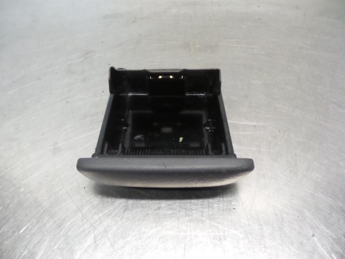 Cendrier avant d'un Toyota Yaris (Yaris 1 00-), Autos : Pièces & Accessoires, Habitacle & Garnissage, Toyota, Utilisé, 3 mois de garantie