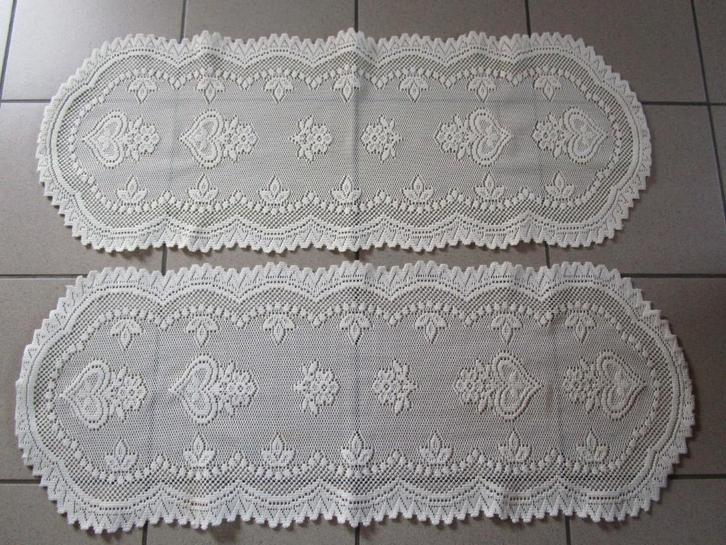 Chemin de table/ napperon crocheté 103x49cm (2 pièces), Antiquités & Art, Tapis & Textile, Enlèvement ou Envoi