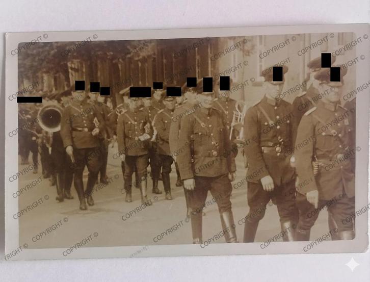 Oude foto - Parade van een militaire band in uniform, Verzamelen, Militaria | Tweede Wereldoorlog, Overige soorten, Foto of Poster
