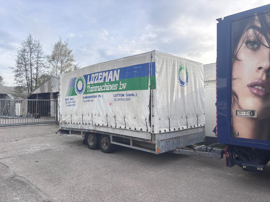 Grote gesloten machinetransporter of aanhangwagen, Enlèvement, Utilisé