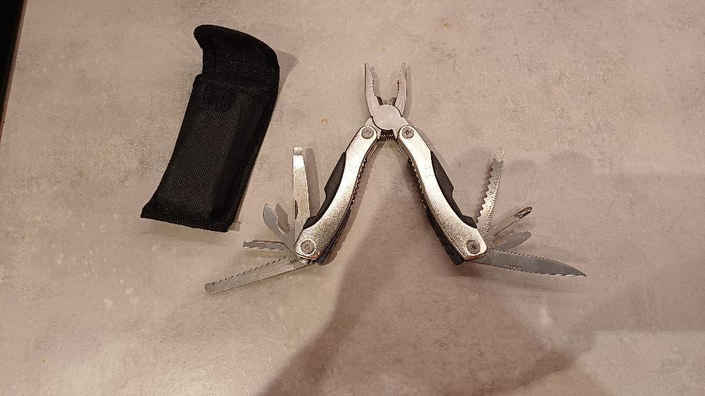 Multitool met 10 functies + opbergtasje met broekriem bevest, Ophalen of Verzenden, Zo goed als nieuw