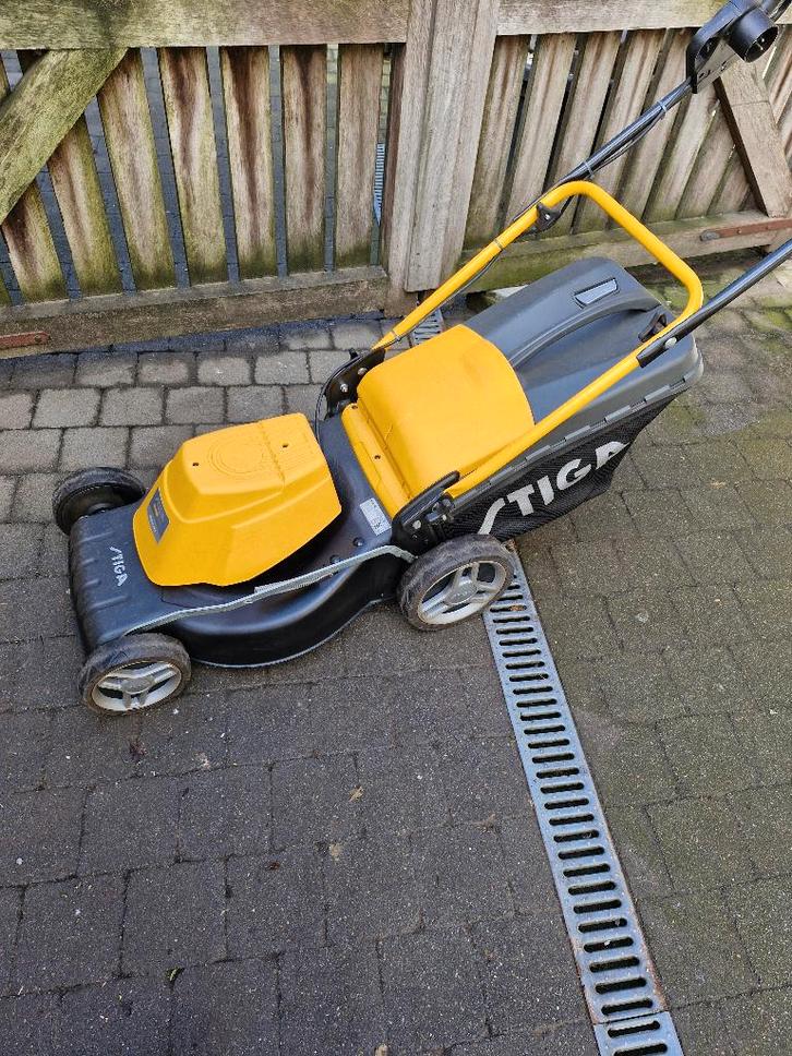 Machine à gazon Stiga à 240 VAC, Jardin & Terrasse, Tondeuses à gazon, Comme neuf, Tondeuses à gazon électriques, 40 à 49 cm, Tondeuse rotative